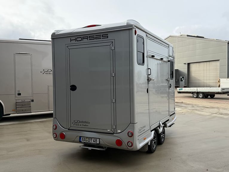 Nieuwe 2-paards aanhangwagen, 2700 kg, hengstenuitrusting met grote zadelkamer