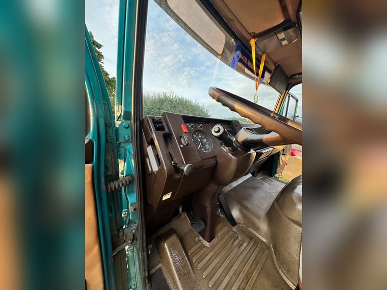 Mercedes 814 paardenwagen, plaats voor 4 paarden en 7 personen