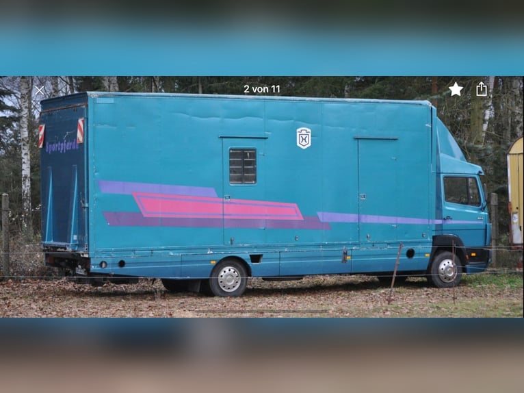 Mercedes 814 paardenwagen, plaats voor 4 paarden en 7 personen