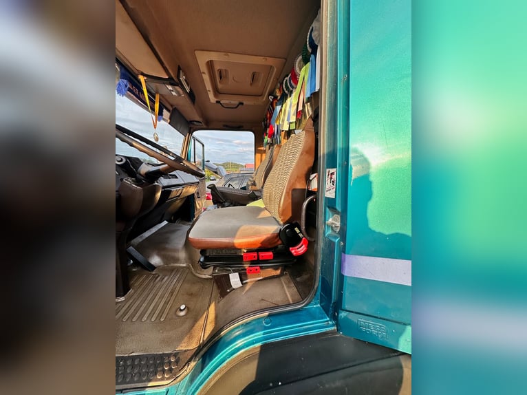 Mercedes 814 paardenwagen, plaats voor 4 paarden en 7 personen