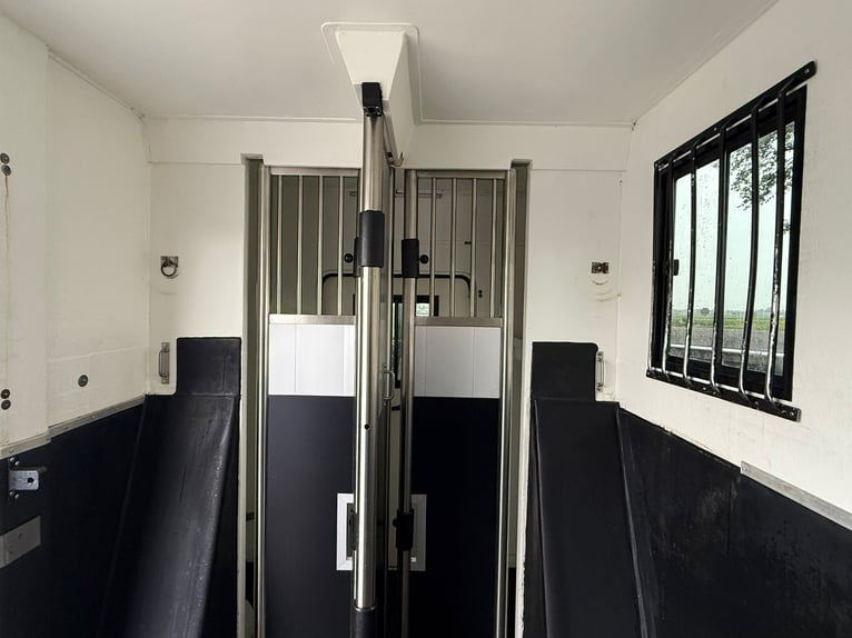 Paardentransporteur Renault Primero