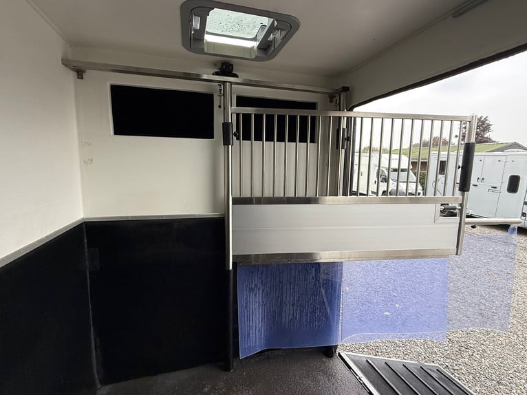 Paardentransporteur Renault Primero