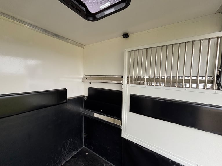 Paardentransporter Mercedes Sprinter, 200 pk, opbouw, bouwjaar 2026, 5 zitplaatsen