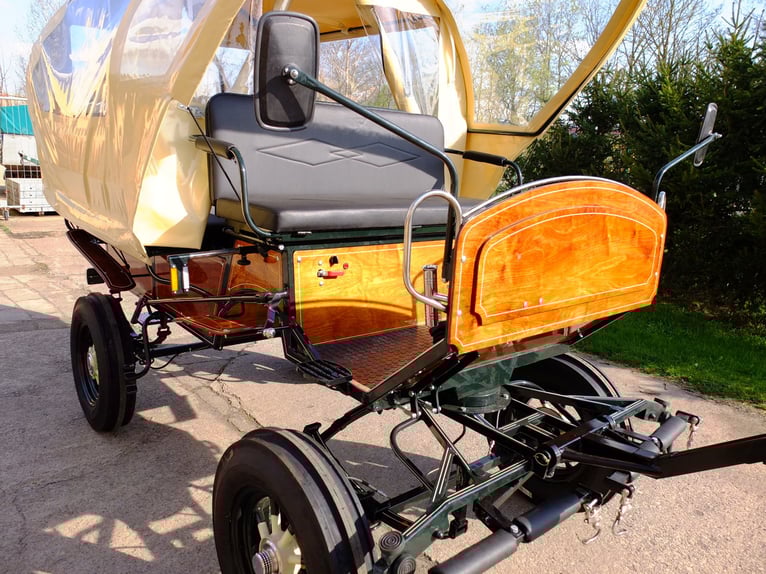 Nieuwe boerenwagen met tractorwielen