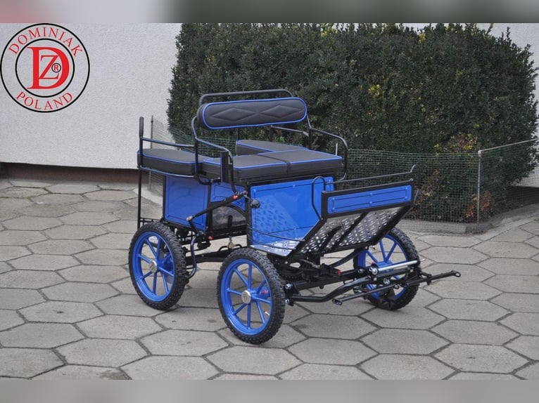 Pony koets type 122  
Gewicht: 88 kg  
Spaakbreedte: 90 cm  
Wielen: 12" x 12"