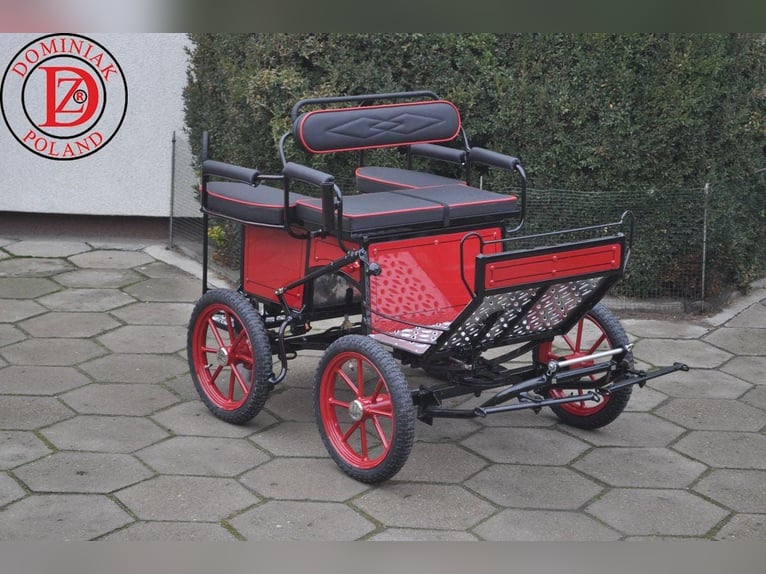 Pony koets type 122  
Gewicht: 88 kg  
Spaakbreedte: 90 cm  
Wielen: 12" x 12"