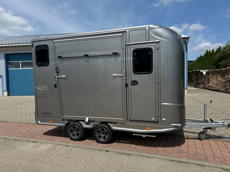 Pferdetransporter DT 2 Pferdeanhänger 2,7t Sattelkammer Trailer PKW Horsetrailer