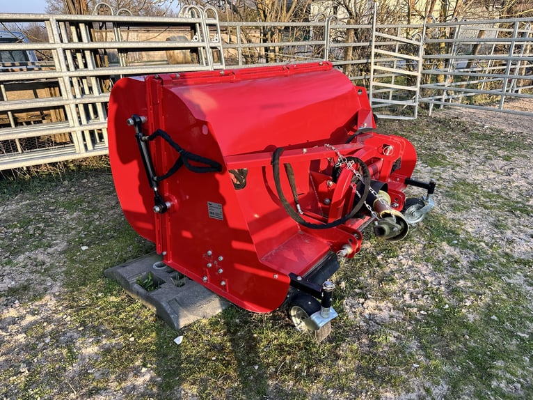 Professionele mulcher met opvangbak voor paardenweiden (verzamelt ook appels op)