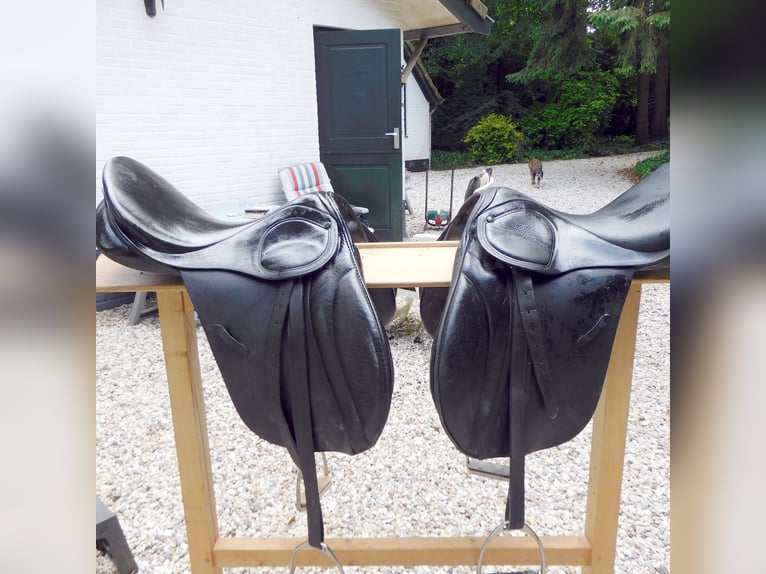 2 veelzijdigheids zadels van Stubben, maten 17 en 18 inch