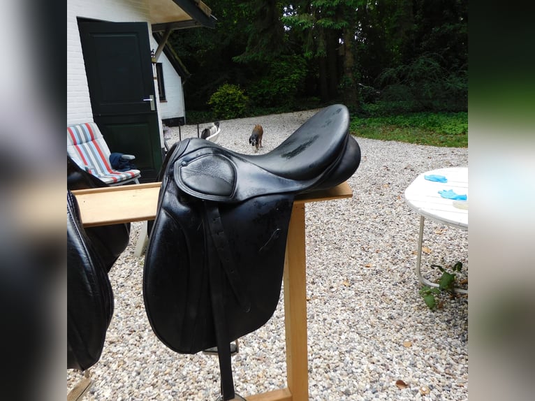 2 veelzijdigheids zadels van Stubben, maten 17 en 18 inch