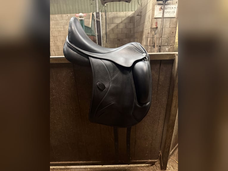 Acavallo dressuur zadel Leonardo 17,5 inch 