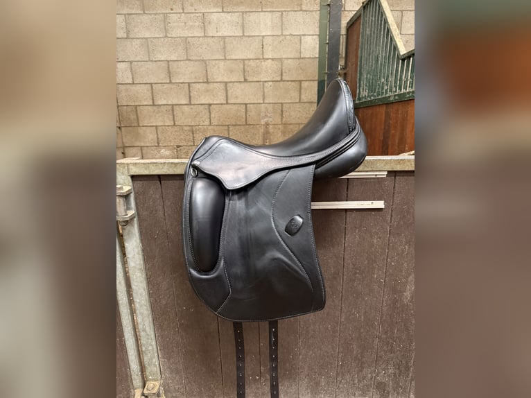 Acavallo dressuur zadel Leonardo 17,5 inch 