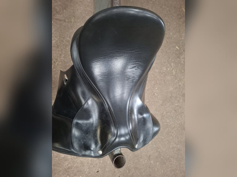 Dressuurzadel Bates wide 17 inch