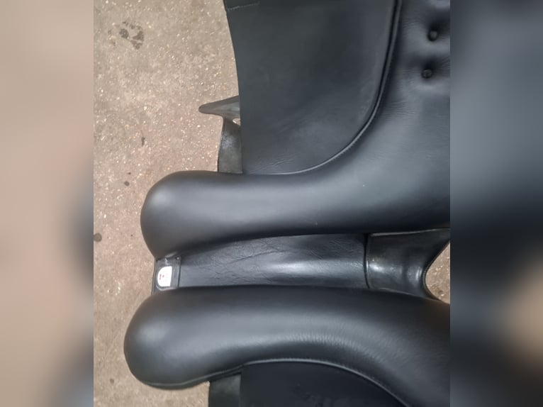 Dressuurzadel Bates wide 17 inch