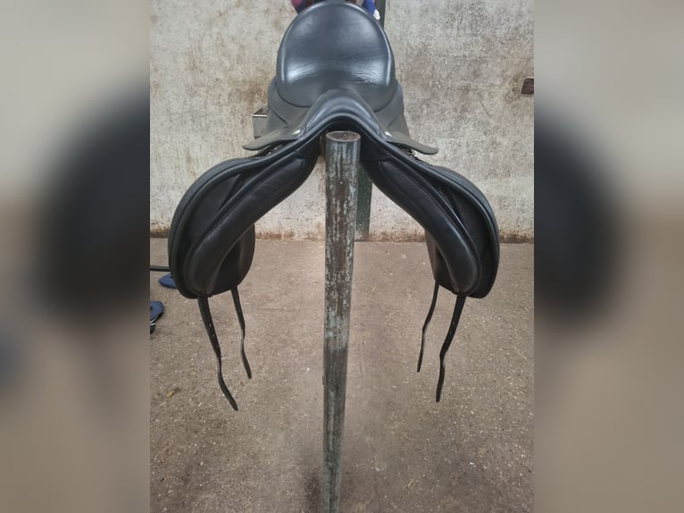 Dressuurzadel Bates wide 17 inch