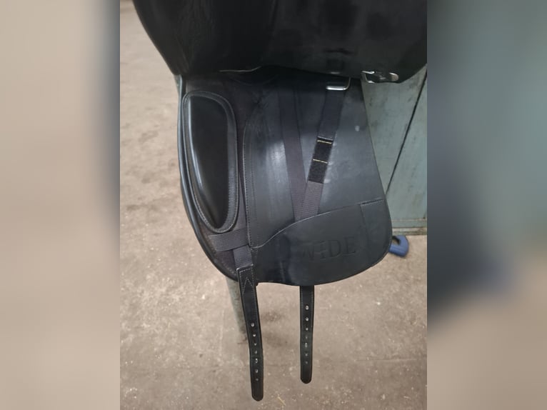 Dressuurzadel Bates wide 17 inch