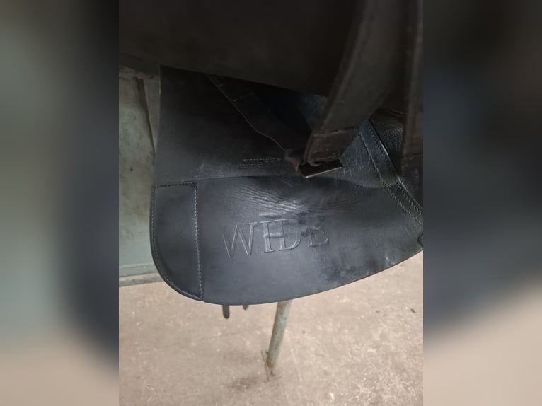 Dressuurzadel Bates wide 17 inch