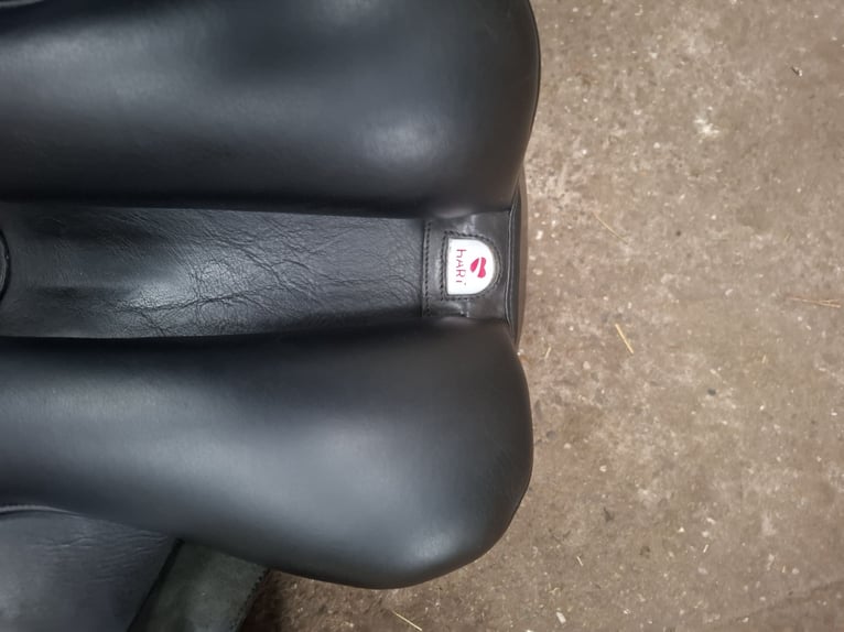 Dressuurzadel Bates wide 17 inch