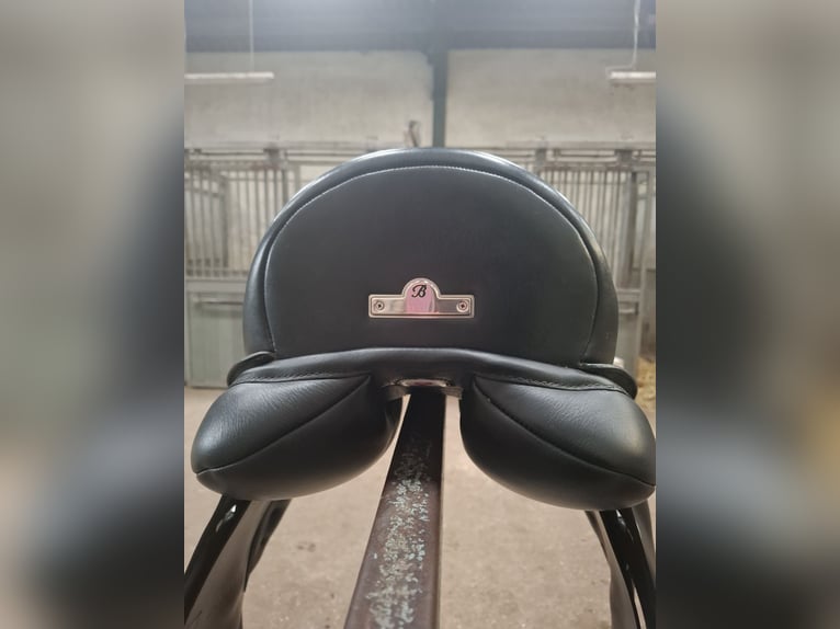 Dressuurzadel Bates wide 17 inch