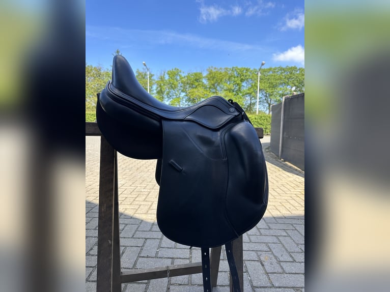 Prestige Brillante AS-X Monoflap Dressuur Zadel 17/32 - Prestige Dressage Saddle only 1 year old!