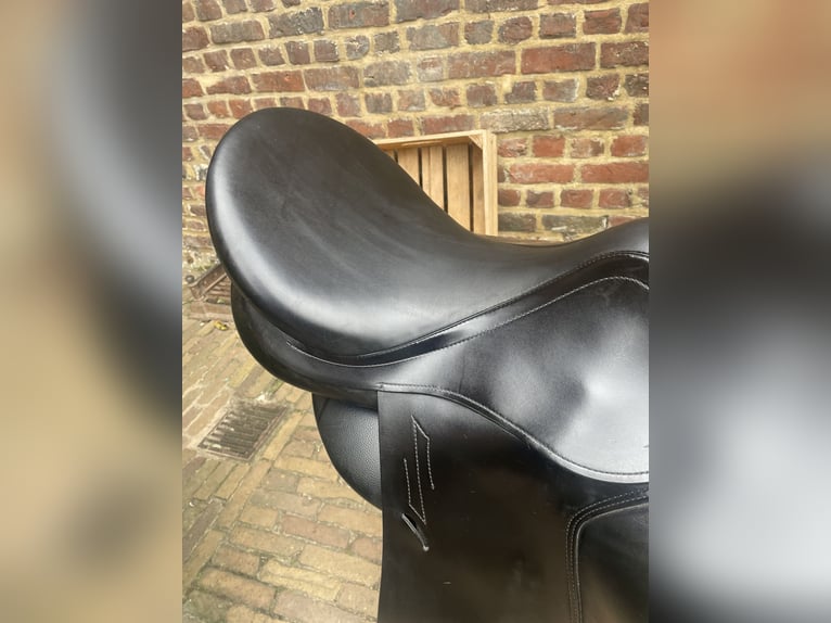 Prestige Roma dressuur zadel in top confituren MW 17inch Bm 34