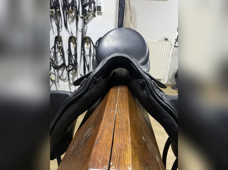 Rarely Used Prestige Dressage Saddle!