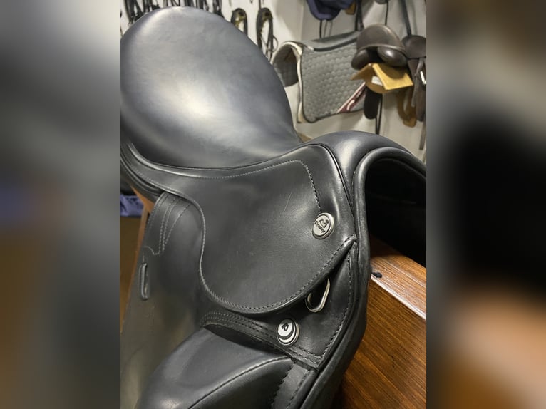 Rarely Used Prestige Dressage Saddle!