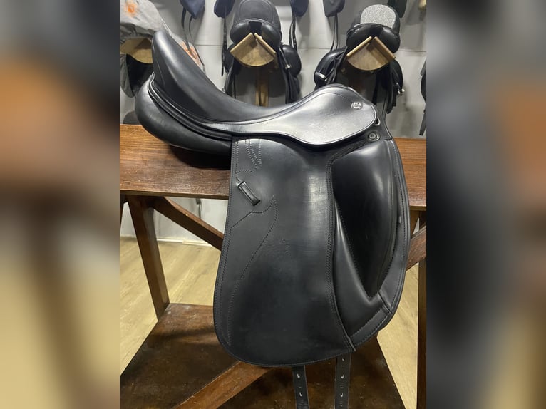 Rarely Used Prestige Dressage Saddle!