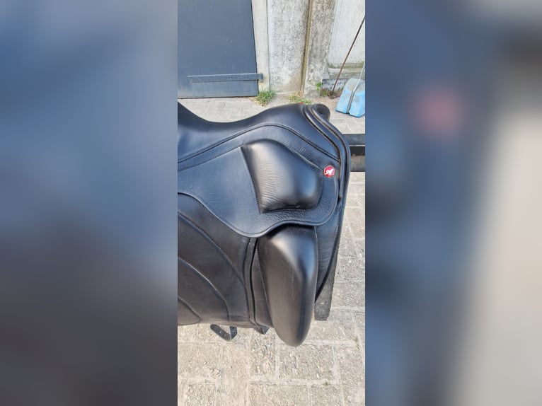 Super fijn en goed onderhouden Albion Revelation dressuurzadel 17 inch 