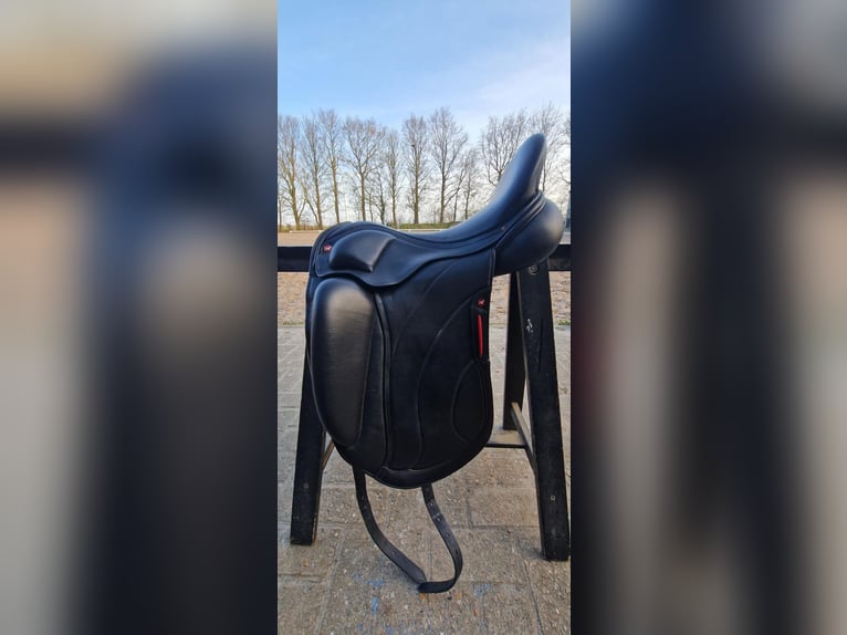 Super fijn en goed onderhouden Albion Revelation dressuurzadel 17 inch 