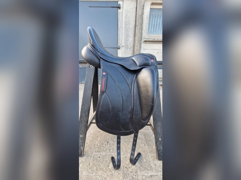Super fijn en goed onderhouden Albion Revelation dressuurzadel 17 inch 