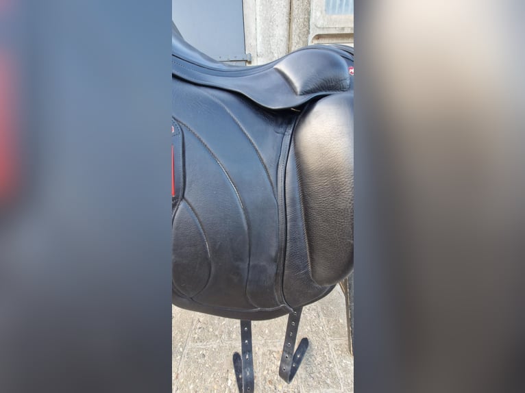 Super fijn en goed onderhouden Albion Revelation dressuurzadel 17 inch 