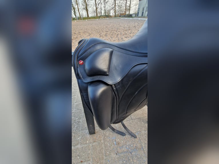 Super fijn en goed onderhouden Albion Revelation dressuurzadel 17 inch 