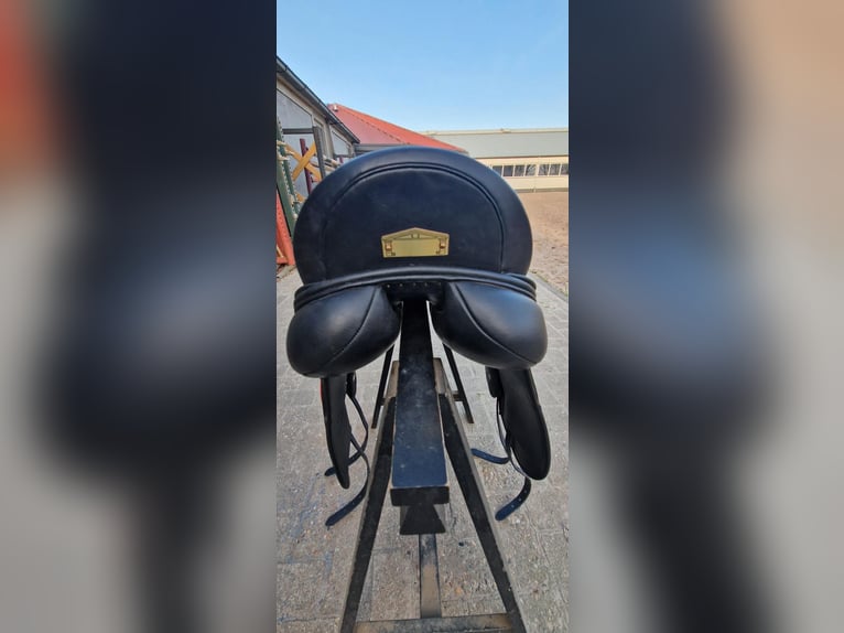 Super fijn en goed onderhouden Albion Revelation dressuurzadel 17 inch 