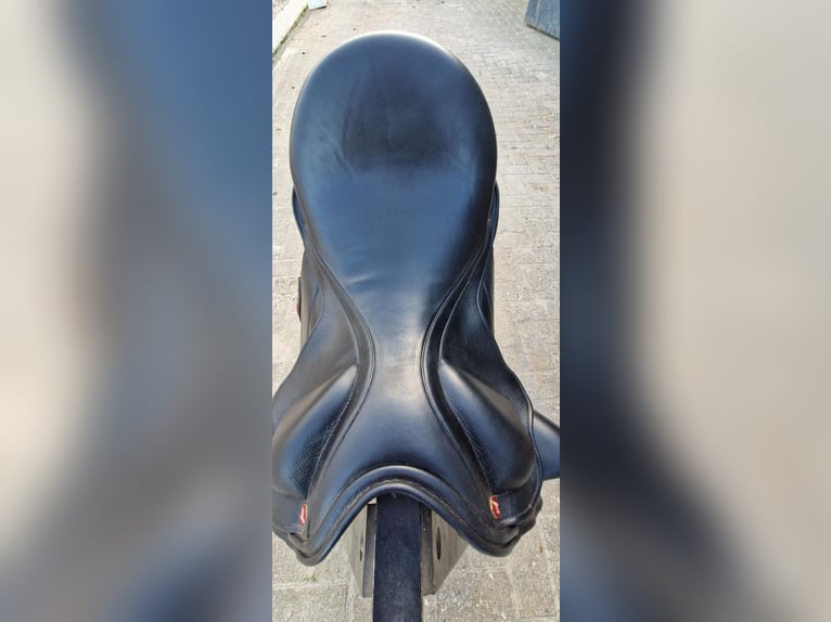 Super fijn en goed onderhouden Albion Revelation dressuurzadel 17 inch 