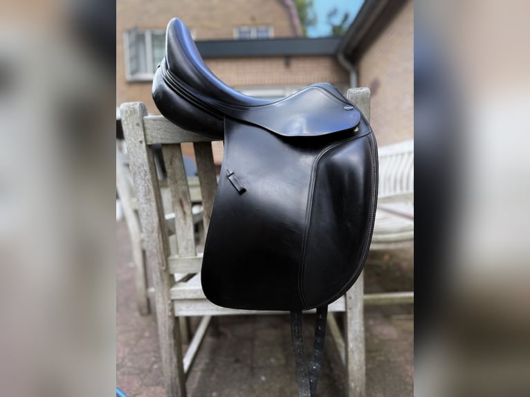 Te koop: Dressuurzadel Euroriding Matrix – 17,5 inch – Zwart