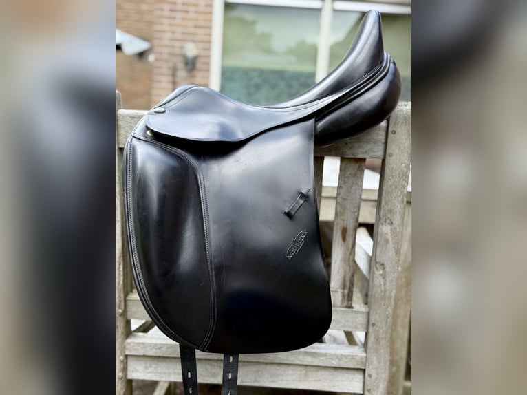 Te koop: Dressuurzadel Euroriding Matrix – 17,5 inch – Zwart