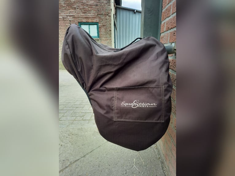 Te koop Dressuurzadel  Merk: Equus  17.5 inch