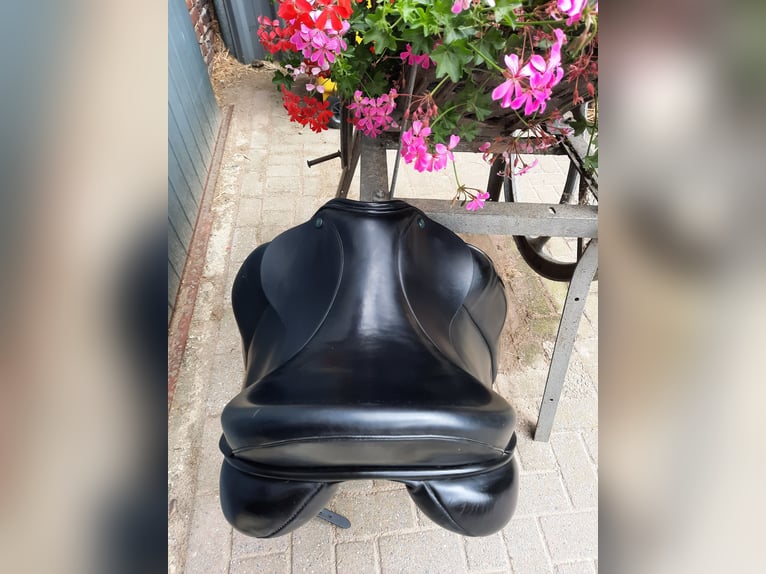 Te koop Dressuurzadel  Merk: Equus  17.5 inch
