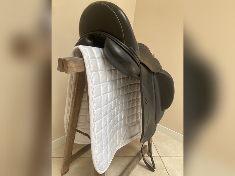 Te koop: Empire Avanti dressuurzadel – 17,5” – monoblad – TreeClix – €1.800