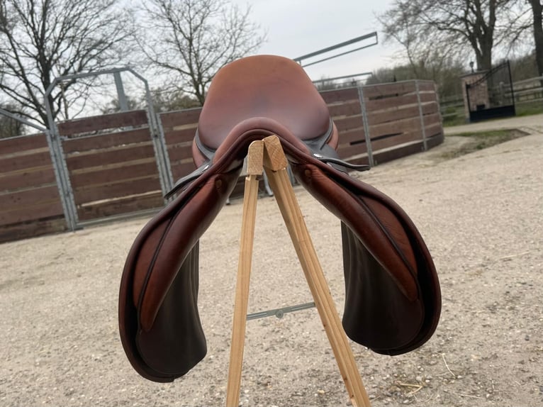 Butet jumping saddle semi-deep seat 17,5 inch