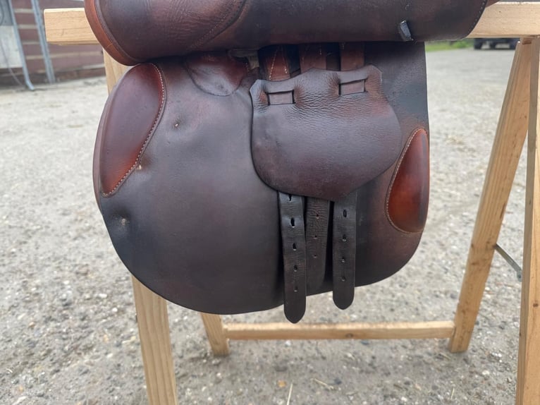 Butet jumping saddle semi-deep seat 17,5 inch