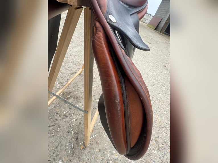 Butet jumping saddle semi-deep seat 17,5 inch