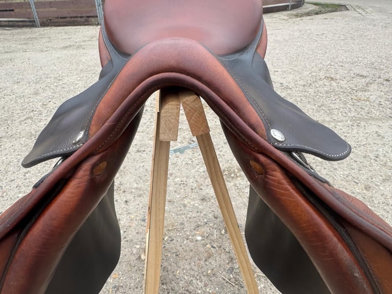 Butet jumping saddle semi-deep seat 17,5 inch