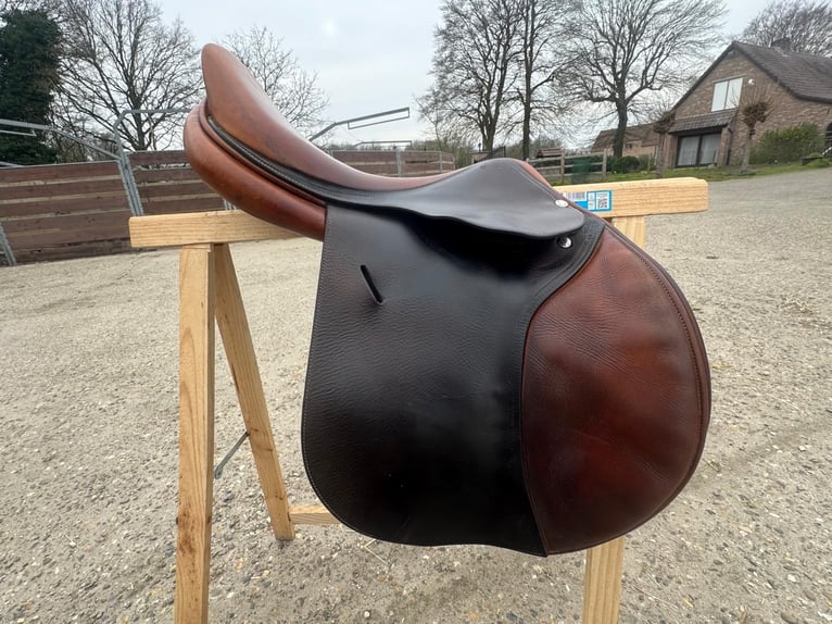 Butet jumping saddle semi-deep seat 17,5 inch