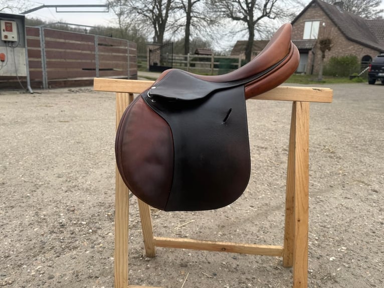 Butet jumping saddle semi-deep seat 17,5 inch