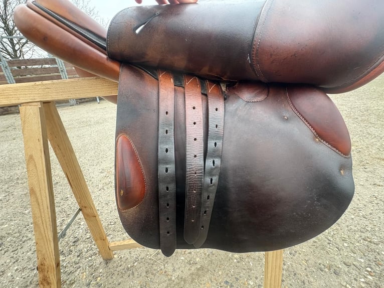 Butet jumping saddle semi-deep seat 17,5 inch