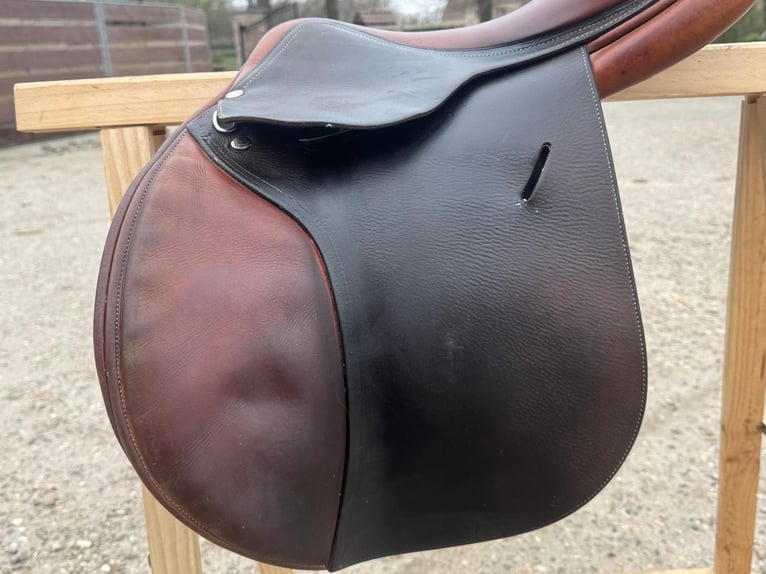Butet jumping saddle semi-deep seat 17,5 inch