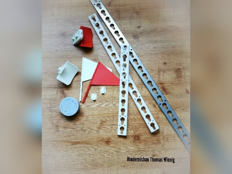 Springstangenvlaggetjes €2,15 per stuk, rood of wit, inclusief houder en vlaggetje