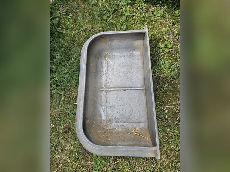 Twee gietijzeren voederbakken